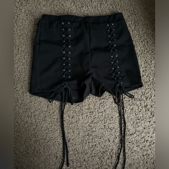 Cute black shorts - Picture 1 of 3